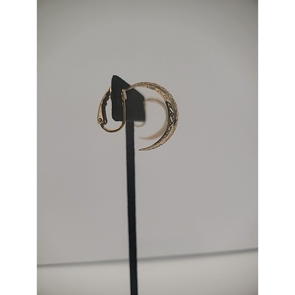 Vintage Gold Tone Hoop Earrings Clip On Huggie Cut Out Pattern Jewelry Costume - Picture 13 of 15